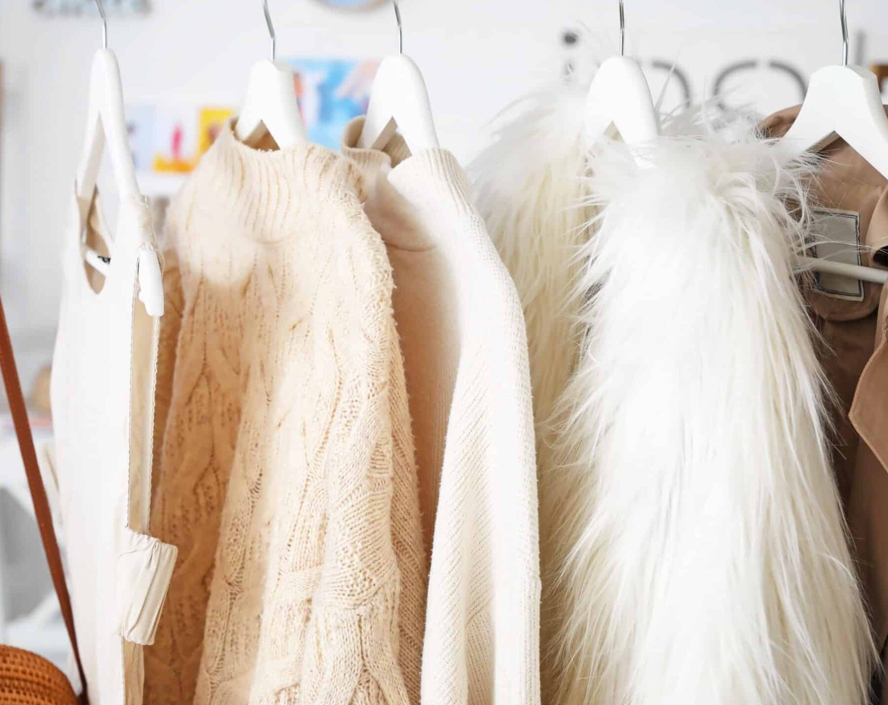 Ständer mit stilvoller Damenkleidung in beige und weiß, Personal Shopping, Farb- und Stilberatung