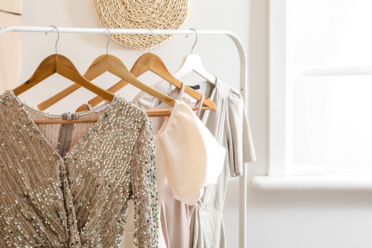Kleiderständer mit stilvoller Kleidung für Frauen, Farb- und Stilberatung, Typberatung, Personal Shopping