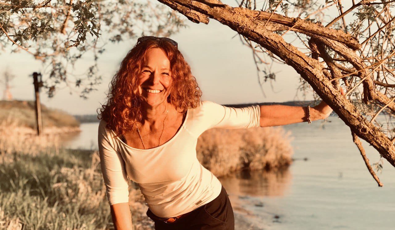 Ursula Gintar am Seeufer zwischen Bäumen, Bewusstseinscoaching, Potentialentfaltung am Bodensee