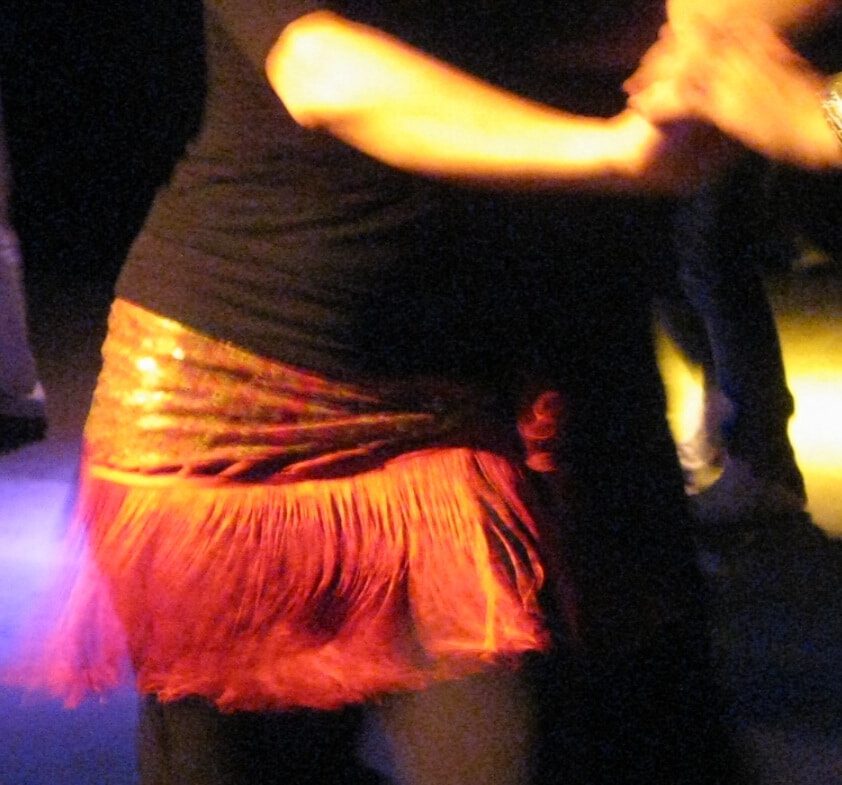 Eine wundervolle, nebelig Morgenstimmung, an einem Weg mit alten Bäumen mitten in der Natur, Outdoor Coaching