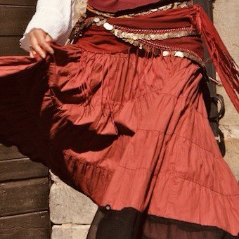 Ursula Gintar bei Sonnenuntergang im Schilfgras, Bewusstseinserweiterung am Bodensee